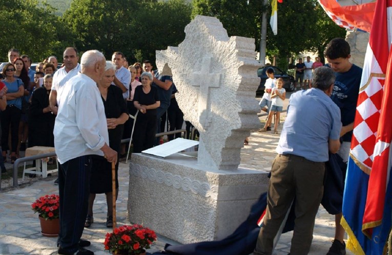 FOTO U selu u BiH postavljen spomenik u obliku Velike Hrvatske