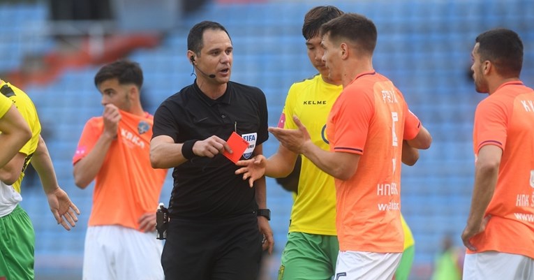 VAR čak 10 minuta provjeravao dvije situacije na Šubićevcu. Igrači se ohladili