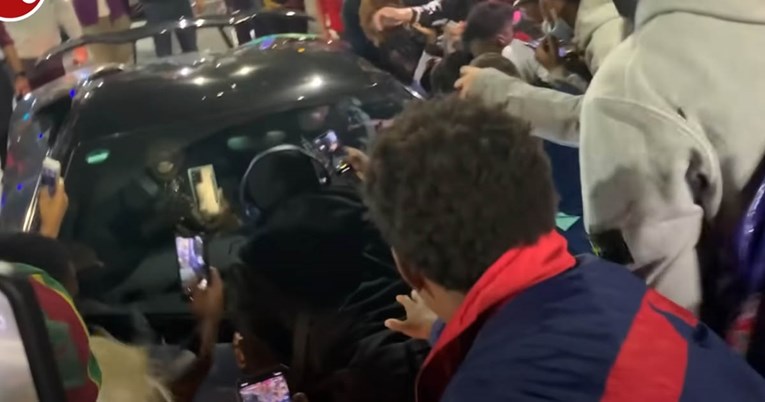 VIDEO Arsenalovi navijači skakali po Aubameyangovu Lamborghiniju od 260.000 eura