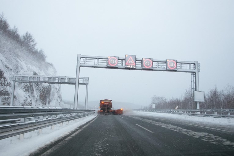 Vjetar usporava promet na autocestama, iz HAK-a upozoravaju na poledicu