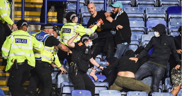 Pogledajte tučnjave Leicesterovih i Napolijevih navijača na ulici i na tribini
