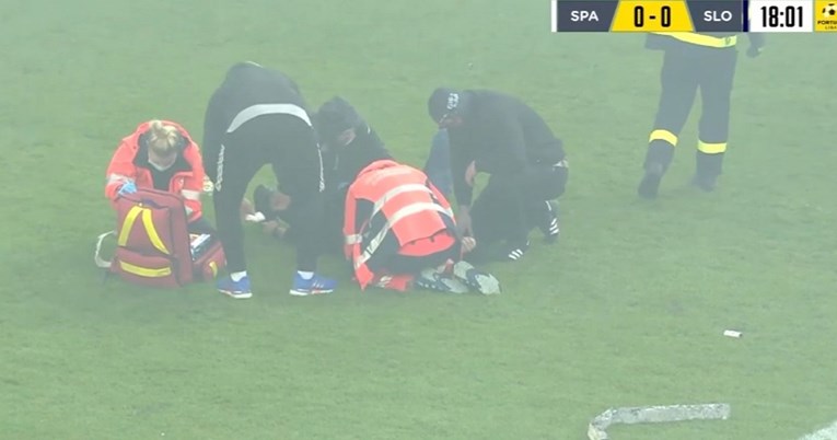 VIDEO Kaos u slovačkom derbiju. Navijači upali na teren i žestoko se sukobili