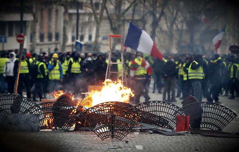 Francuska gori. Što će sada Macron?