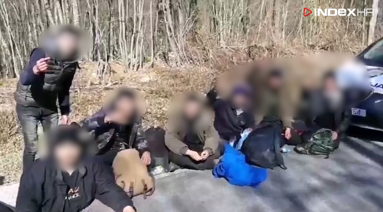 Policajac tjerao migrante da viču "Dinamo Zagreb" pa ih snimao mobitelom