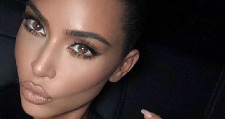 Kim Kardashian objavila selfie bez šminke i pokazala lice prekriveno psorijazom