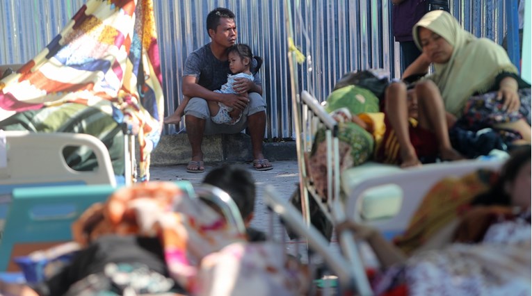 Broj žrtava potresa u Indoneziji popeo se na 131, više od 156 tisuća raseljenih