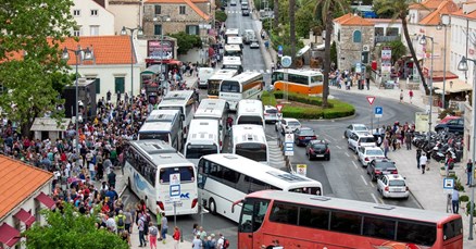 Dubrovački gradonačelnik za prometni kolaps optužio Uber i taksiste iz Zagreba