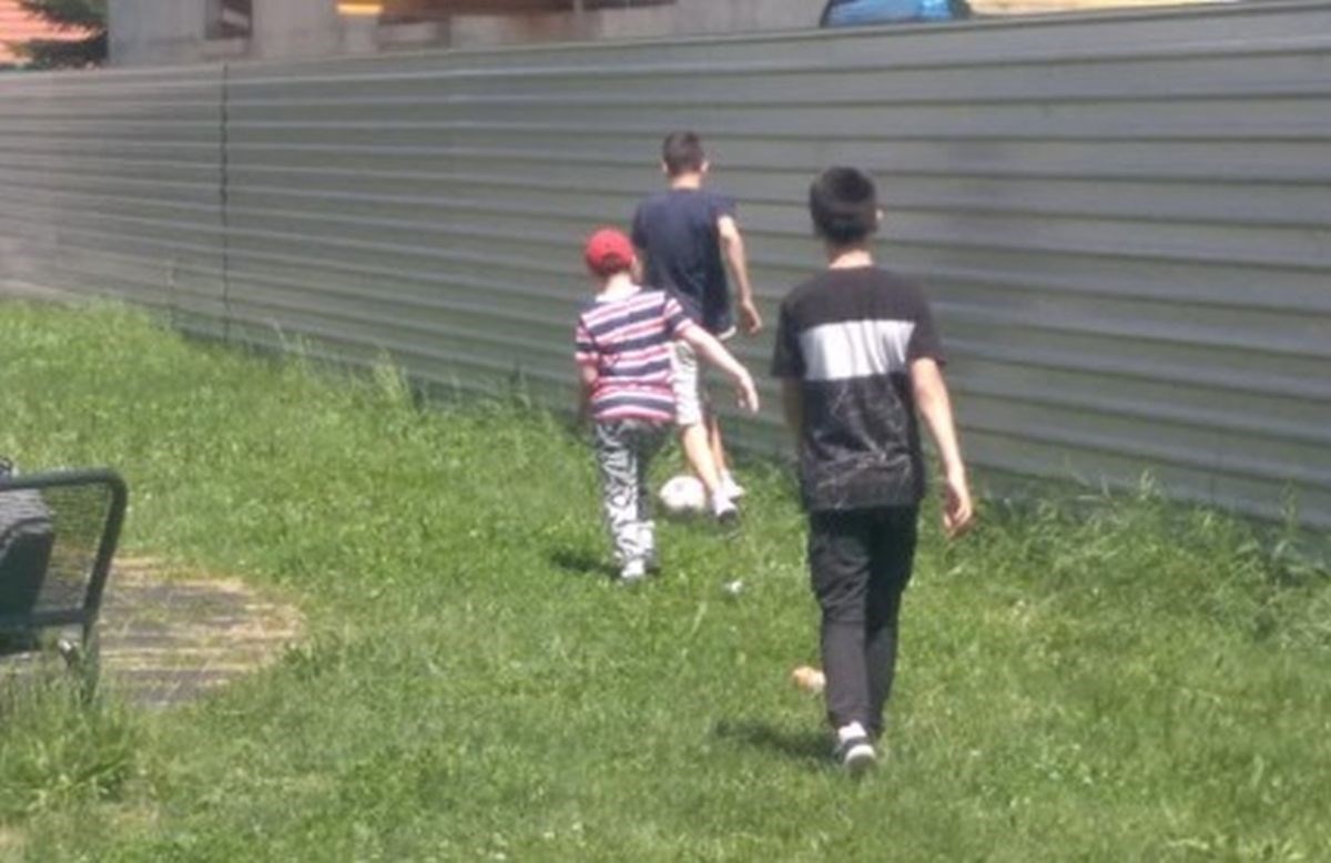 Brucošica koja se druži s mlađim dječakom