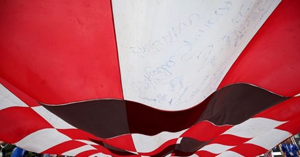 Navijači razvili hrvatsku zastavu od 96 metara preko trga u Kalinjingradu!