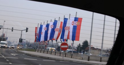 FOTO Srpske zastave izvješene su po Zagrebu, ima ih i ispred HNK-a