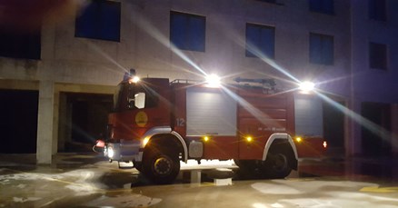 U Šibeniku se zapalila kuća, žena skočila s prozora i teško se ozlijedila