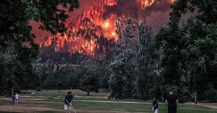 "Bogati ste, ali ne i pametni": Fotka snimljena na golf terenu dok bijesni požar razljutila internet
