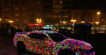 Kič ili fora? Zagrepčane oduševio božićni Chevrolet
