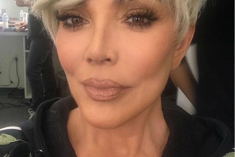 Kris Jenner s novom frizurom izgleda kao vršnjakinja svojih kćeri