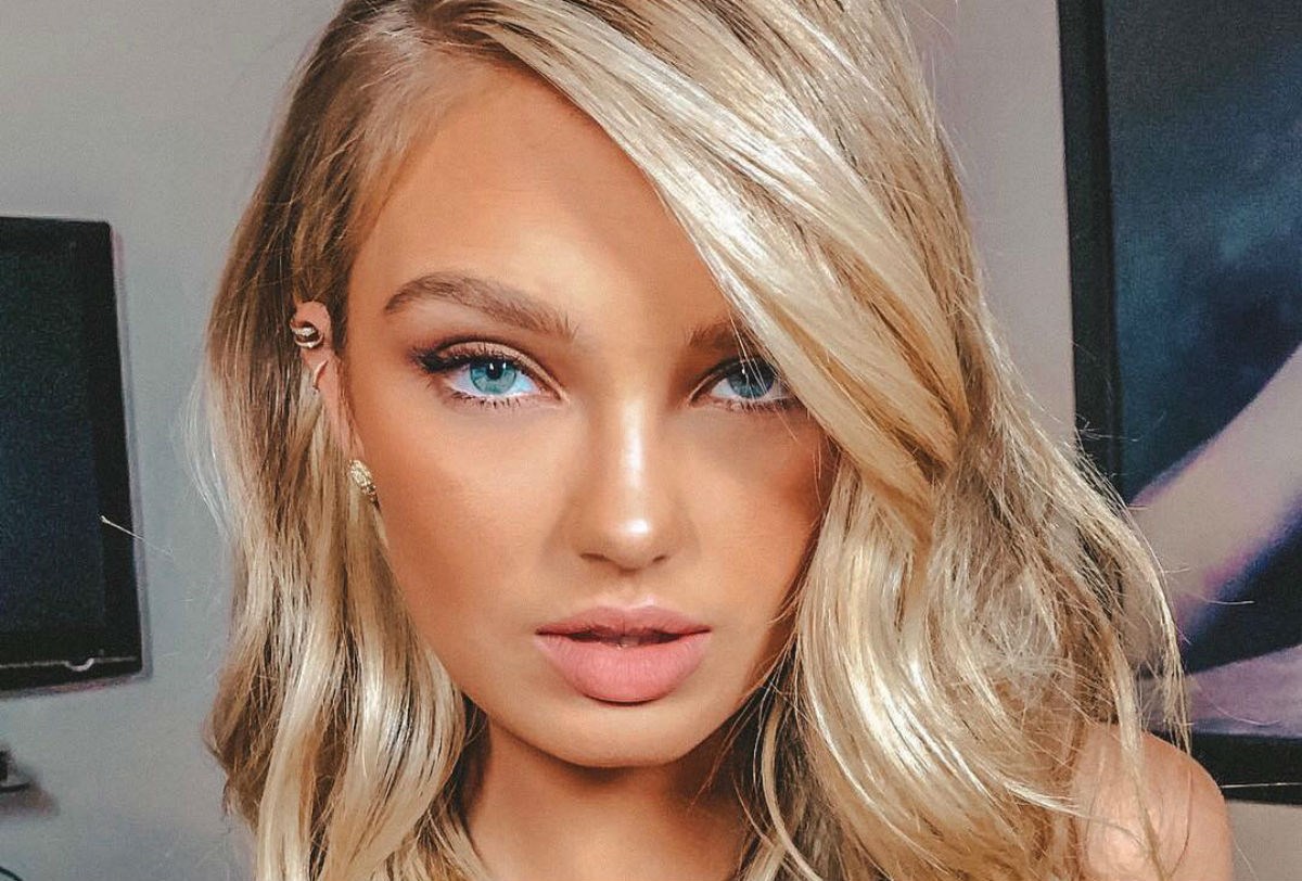 Seksi nude plavokosi modeli