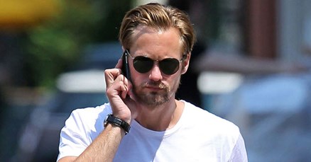Zločesti dečko: Alexander Skarsgard viđa se s tri žene istodobno!