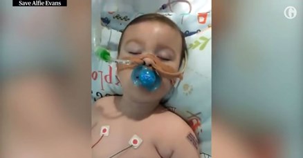 Hoće li mali Alfie, teško bolesni dječak iz Britanije, dobiti još jednu šansu za život?