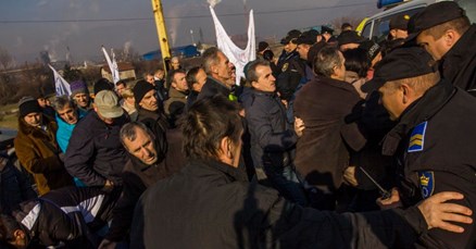 Radnici željezare Zenica potukli se s policijom, šestorica ozlijeđenih