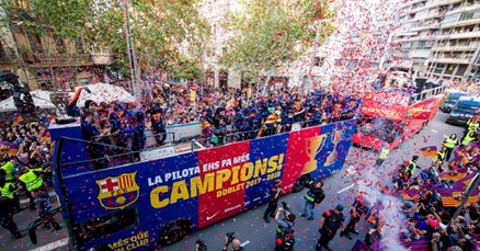 Rakitić, Messi i društvo proslavili dvostruku krunu, Barcelonom odzvanjalo: "Šampioni!"
