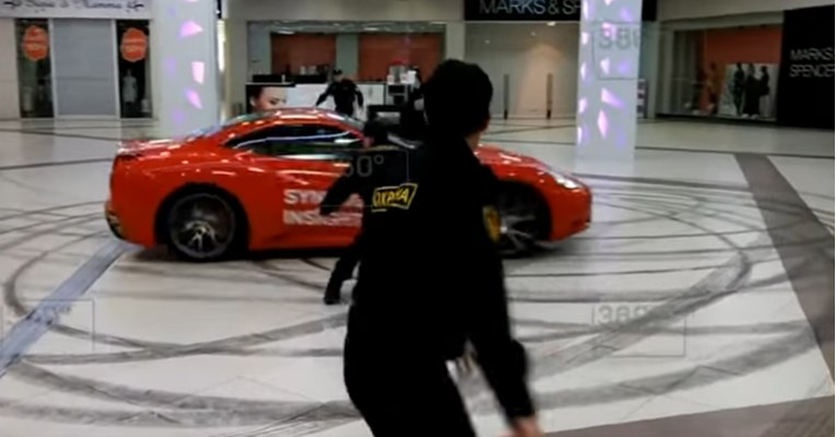 VIDEO Kaos u Moskvi: Jurio moskovskim trgovačkim centrom u Ferrariju zbog srpske umjetnice