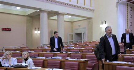 Zastupnici u čudu: Kako se može živjeti s 15 neisplaćenih plaća?