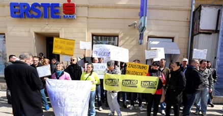 Živi zid: Erste banka namjerava deložirati 22 obitelji u Osijeku iako su uredno platile stanove