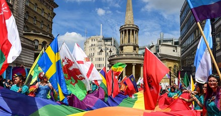 Na desetke tisuća ljudi sudjelovalo na londonskom gay prideu, vatrogasci i policija predvodili povorku