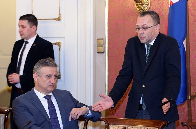 Vlada i dalje šuti o Hasanbegoviću, on na sjednicu došao noseći pod rukom srpski časopis
