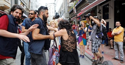 Turski policajci suzavcem rastjerali sudionike gay parade u Istanbulu, priveli 19 osoba