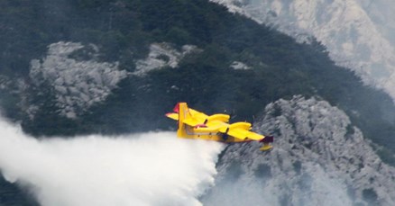 GORI DILJEM DALMACIJE Vatrogasci i kanaderi se bore s vatrom kod Zadra, Šibenika i na Pelješcu