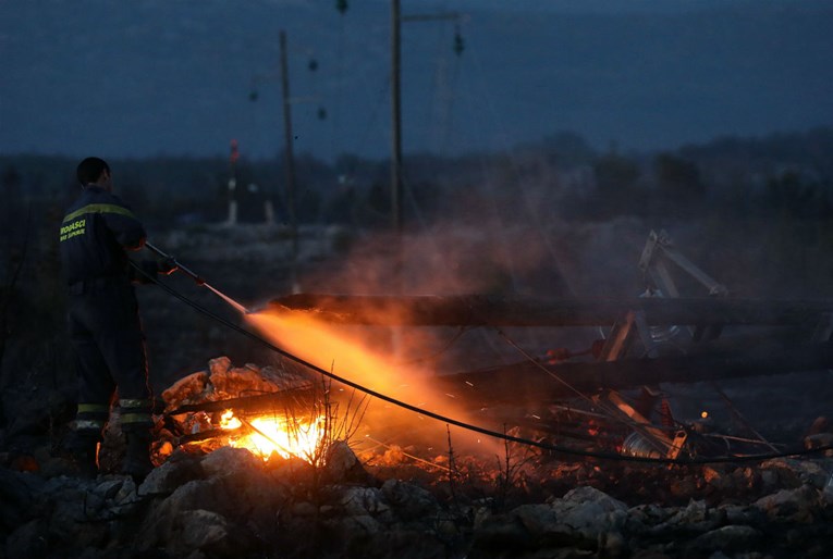 Požar kod Brela stavljen pod nadzor gasitelja
