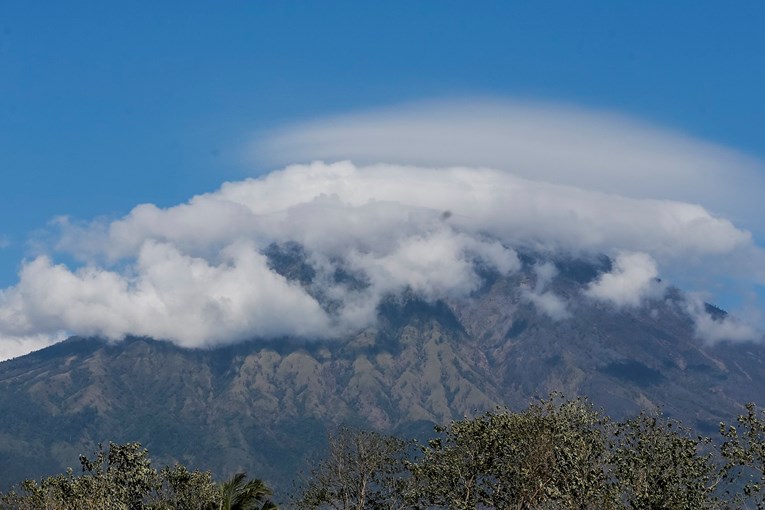 Zbog vulkana u Vanuatuu tisuće evakuirane, pepeo prekrio otok, očekuje se nova erupcija