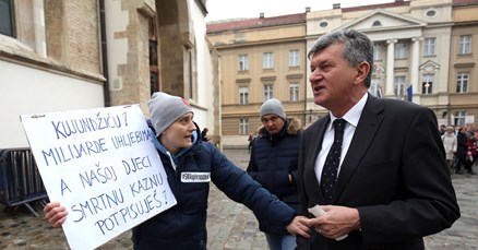 Tko je dovoljno lud da poklanja novac Kujundžiću, ministru koji nije u stanju ni ispuniti formular?
