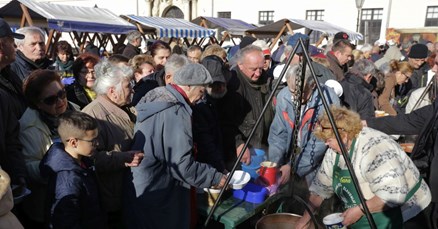 FOTO Osječanima za Badnjak podijeljeno 3.500 porcija fiš paprikaša