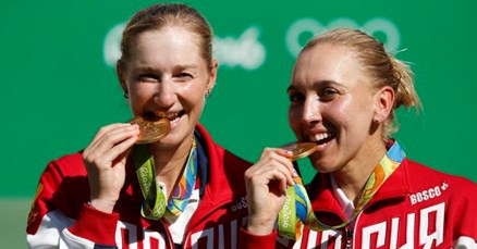 Razlog bi vas mogao iznenaditi: Evo zašto olimpijci doista grizu medalje