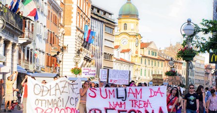 FOTO Preko 1500 ljudi marširalo za obrazovanje u Rijeci: "Hrvatska zna i mora bolje!"