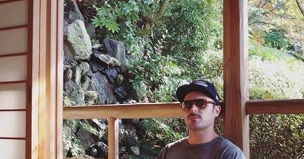 Mašinicu u ruke: Zac Efron pohvalio se čudnim brkovima iz dalekog Japana
