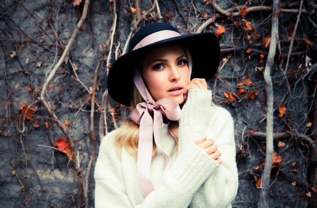 Zavirite u čarobni Christmas Streetstyle šešira i torbi Mariposa by Kristina Bradač