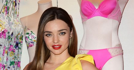 Miranda Kerr najavila proljeće prekrasnom žutom haljinicom