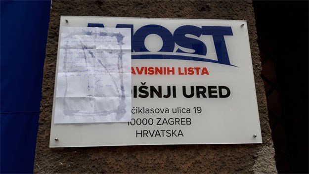 Brutalna poruka Petrovu i Podolnjaku osvanula na tabli zgrade u kojoj se sastaju