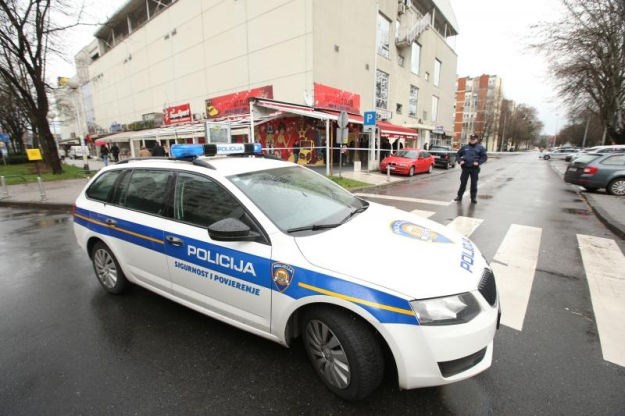 Teen car sex cijev