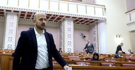 Maras bacao papire u saboru: "E nećeš Bandiću"