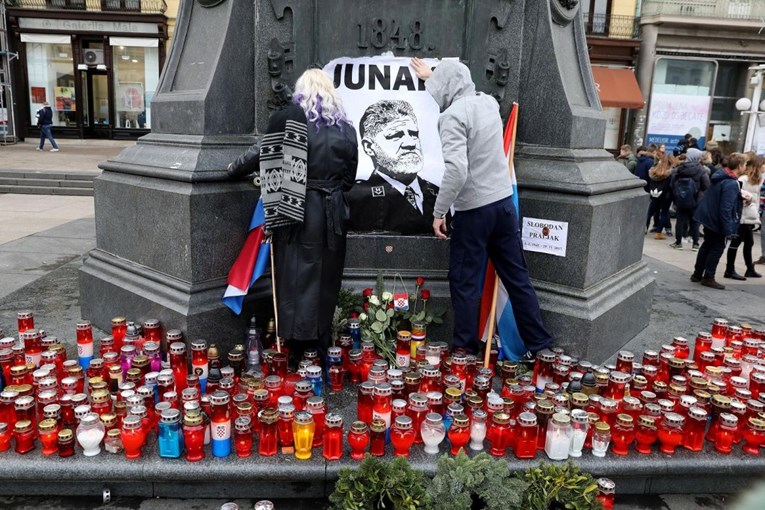 FOTO Građani u centru Zagreba pale svijeće za Praljka