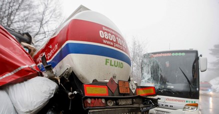 LANČANI SUDAR IZMEĐU RUPE I PASJAKA Sudarila se dva kamiona, kombi, ralica, bus i dva auta