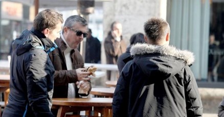 FOTO Orešković baš uživa u Hrvatskoj: S guštom pojeo hamburger na Adventu
