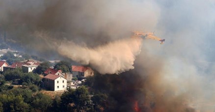 VIDEO, FOTO Vatrogasac ozlijeđen u požaru kod Klisa, gori između Šibenika i Vodica