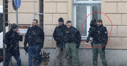 FOTO Pogledajte kakvom puškom policija čuva Vučića na Markovu trgu