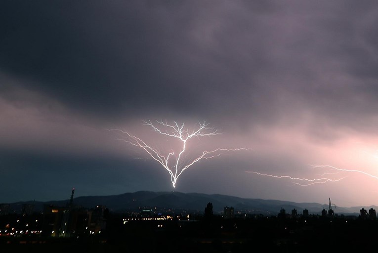 Isuse i bože: Fotograf uhvatio udar munje u televizijski toranj na Sljemenu