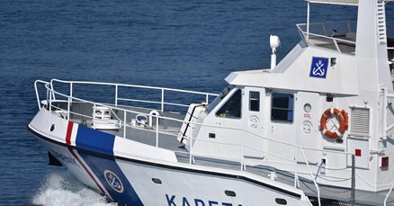 Zapalila se jahta kod Hvara, spašena obitelj s malim djetetom