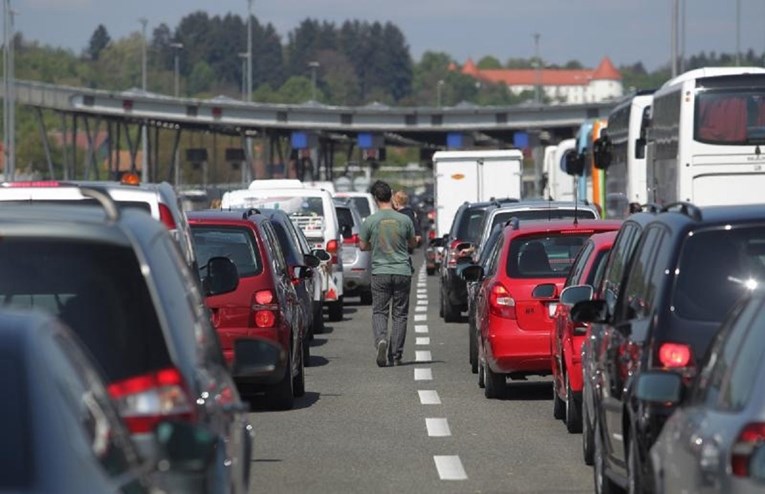 KREĆU NOVE GUŽVE Na granicama će se opet čekati satima, policija najavila dodatne mjere